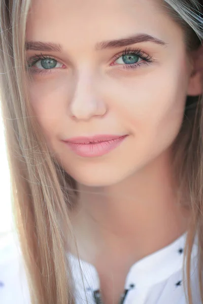 Blond, schattig meisje op een zonnige dag — Stockfoto