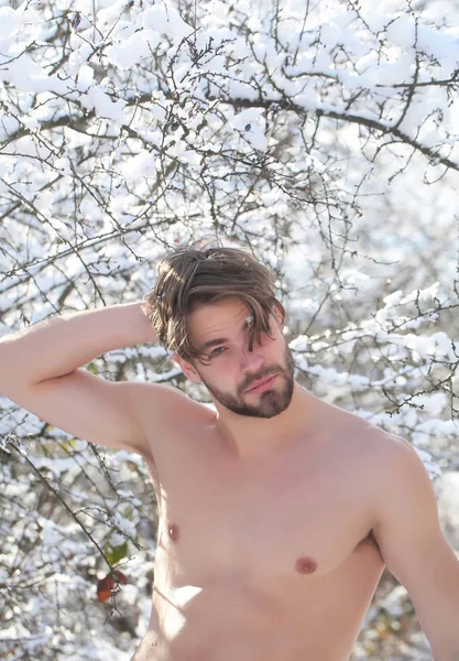 冬の森で幸せな筋肉男 — ストック写真