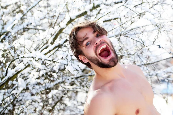 Mutlu kaslı adam kış orman — Stok fotoğraf