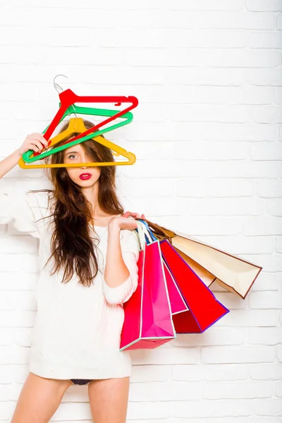 Vrouw met boodschappentassen en hangers — Stockfoto