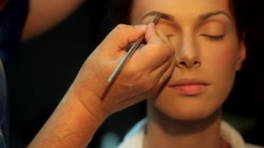 Kadın düzeltme kaşları formu. Kına kaş boyama, güzellik salonları, güzel genç kızı düzeltilmesi simülasyon oluşturmak mükemmel kaşlar, dövme ve kalıcı makyaj