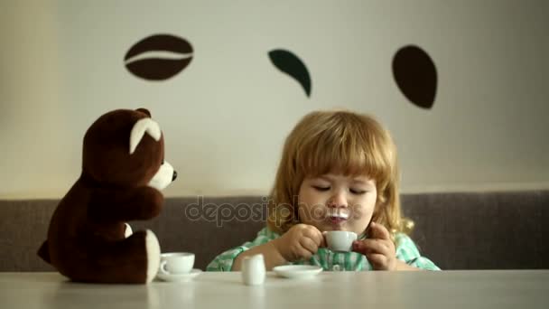 Carino orsacchiotto bambino è, il suo latte che beve al caffè, amicizia — Video Stock