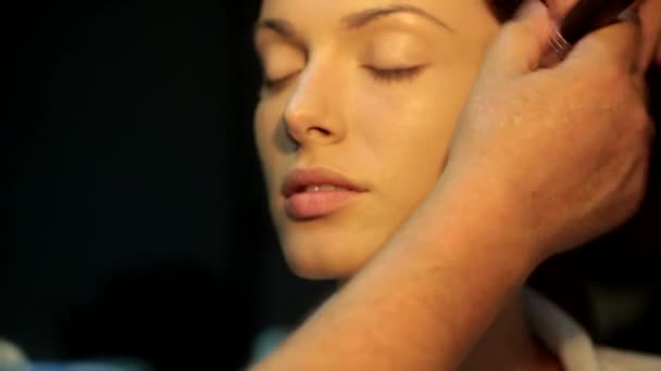 Ragazza attraente si sta preparando per la sera, make-up artist applicare trucco fondazione tonale — Video Stock