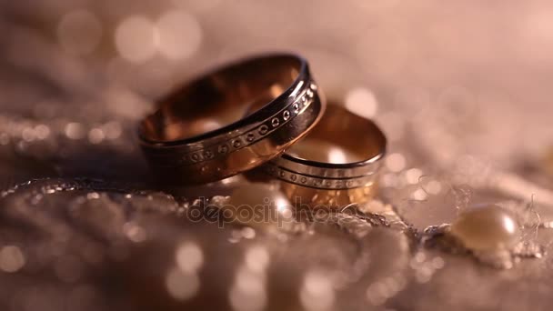 Wedding rings rotating with textured background — Stock Video