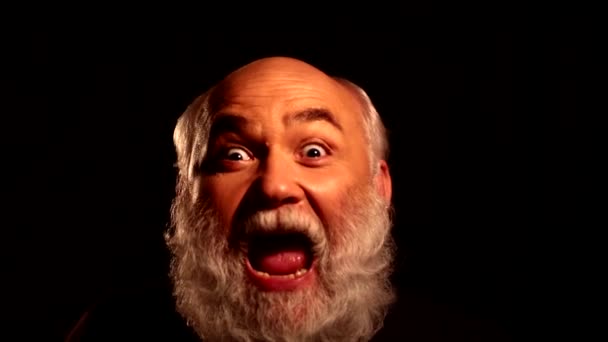 Лица и эмоции старика с белой бородой - сюрприз, страх, отвращение, радость, гармония — стоковое видео