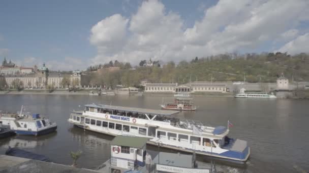 Toeristische boot op de rivier in het centrum van Praag. Wandelen langs de rivier in Europa — Stockvideo