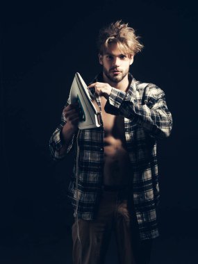 Demir ile tişörtlü adam