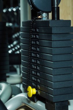 Siyah metalik veya demir tabak