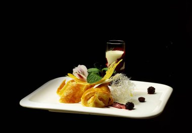 Lezzetli krem veya elma strudel