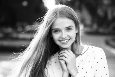 Oldukça sevimli genç kadın