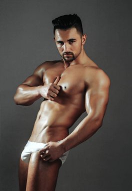 Yakışıklı adam veya kas maço