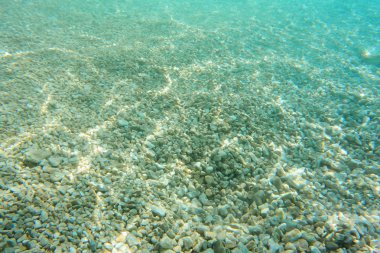 Deniz altındaki güneş ışığı.