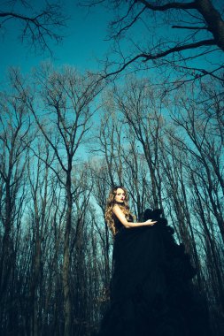 ormandaki zarif genç kadın