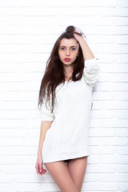 Beyaz kazaklı güzel kadın