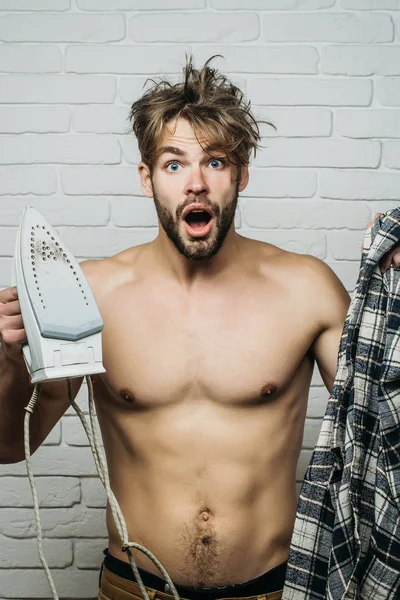 Naked screaming man with iron — Stock Photo, Image