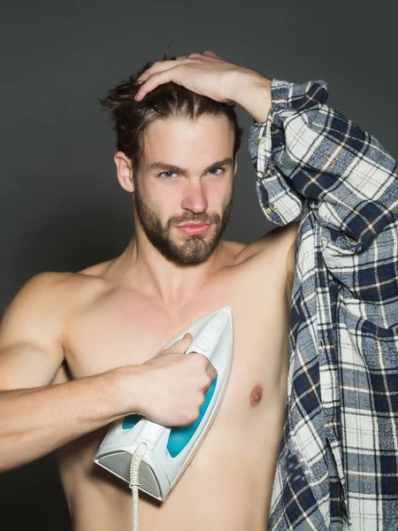 Сексуальный голый мужчина с железом — стоковое фото