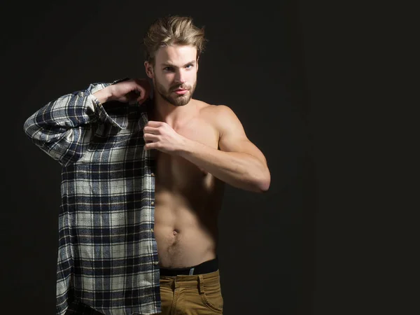 Sexy bărbat gol purta cămașă — Fotografie, imagine de stoc