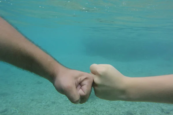 Mani umane in acqua — Foto Stock