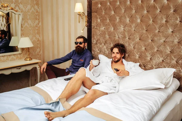 Yatak odasında sakallı erkekler — Stok fotoğraf