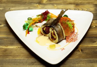 Kavrulmuş doldurulmuş balık