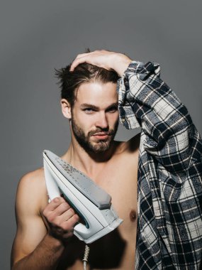 Demir ile seksi gömleksiz adam