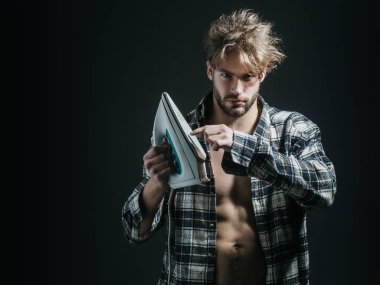 Demir ile tişörtlü adam