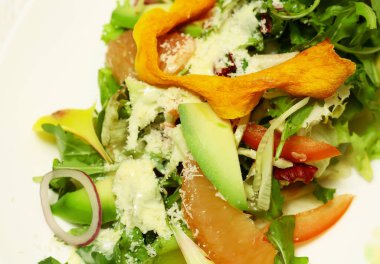 Yeşil salata karışımı ile avokado