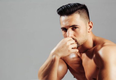 Yakışıklı adam veya kas maço