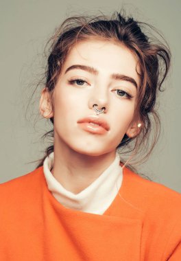 Turuncu ceketli oldukça moda kız