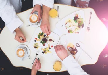 yiyecek ve içecekler ile el