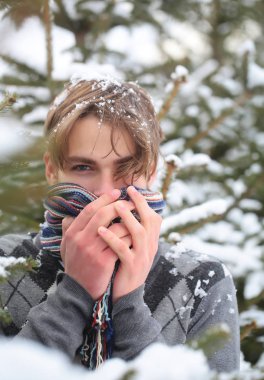 yakışıklı bir adam kış orman