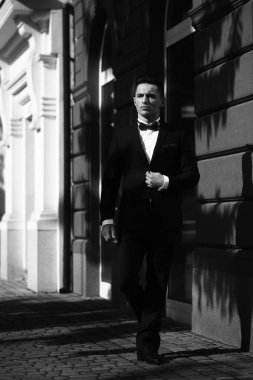 Adamın ciddi bakışla girer 