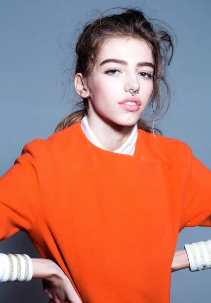 Довольно модная девушка в оранжевой куртке — стоковое фото