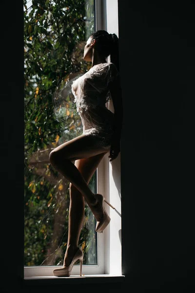 Pencere de çok seksi kız — Stok fotoğraf