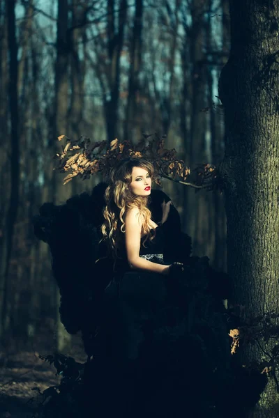 Elegante joven en el bosque — Foto de Stock