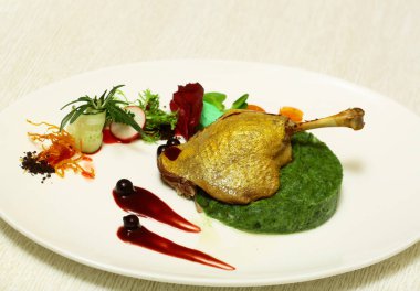 Kavrulmuş confit ördek bacak