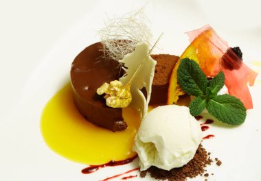 Şekerli tatlı dondurma ile