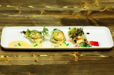 Yeşil püresi üzerinde kurutulmuş tarak