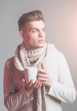 Fularlı Kupası ile yakışıklı adam