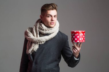 yakışıklı olan mevcut kutusu