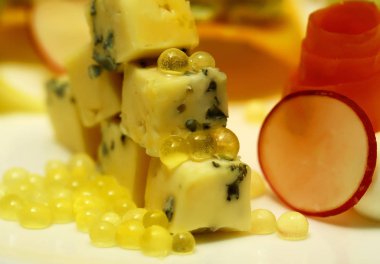 Mavi kalıp ile doğranmış peynir