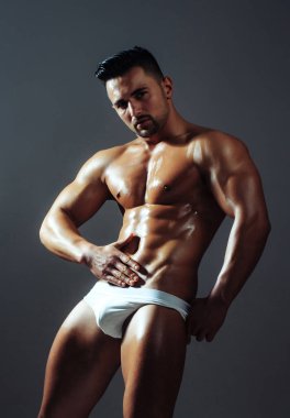 Yakışıklı adam veya kas maço