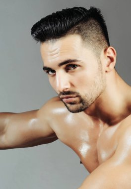 Yakışıklı adam veya kas maço