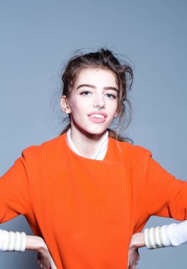 Turuncu ceketli oldukça moda kız