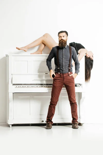 Бородатый мужчина и девушка с фортепиано — стоковое фото