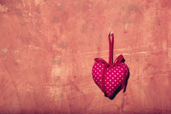 질감된 벽, 복사 공간에 추상 발렌타인 핑크 하트 — 스톡 사진