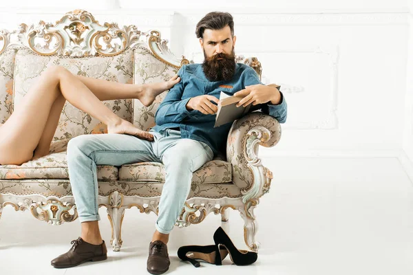 Homme barbu et jambes féminines — Photo