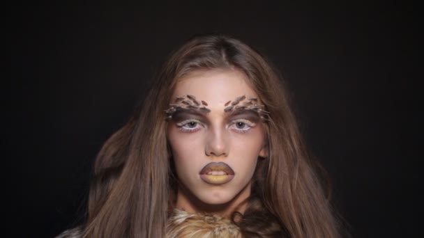 Parlak bir garip kalıcı makyaj ile model — Stok video