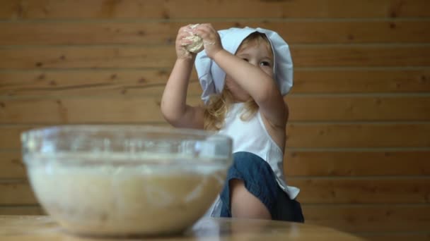 Il bambino in una causa di cuoco scolpisce la pasta — Video Stock