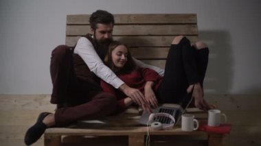 Kız ve erkek arkadaşı online alışveriş yaparken. Internet üzerinde bir şey evde bilgisayar başında tatlı çift arıyor